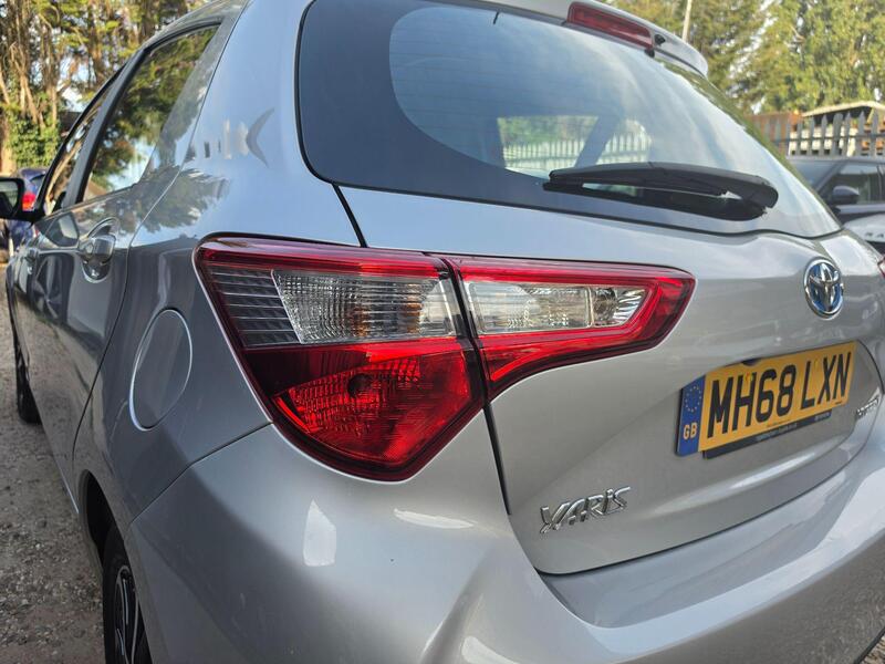 Toyota Yaris 1.5 VVT-h Icon Tech E-CVT Euro 6 (s/s) 5dr thumbnail 12