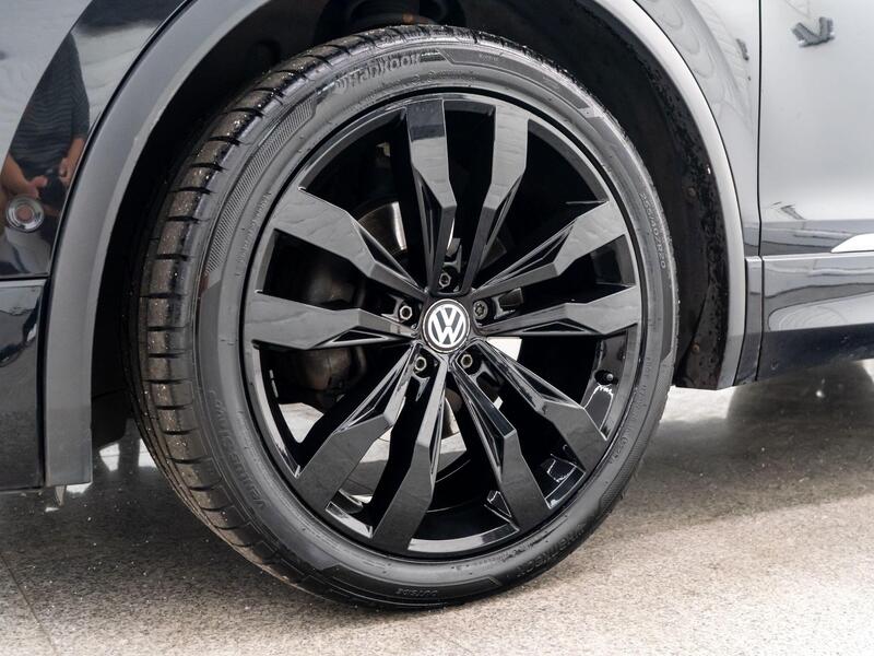 Volkswagen Tiguan view 3