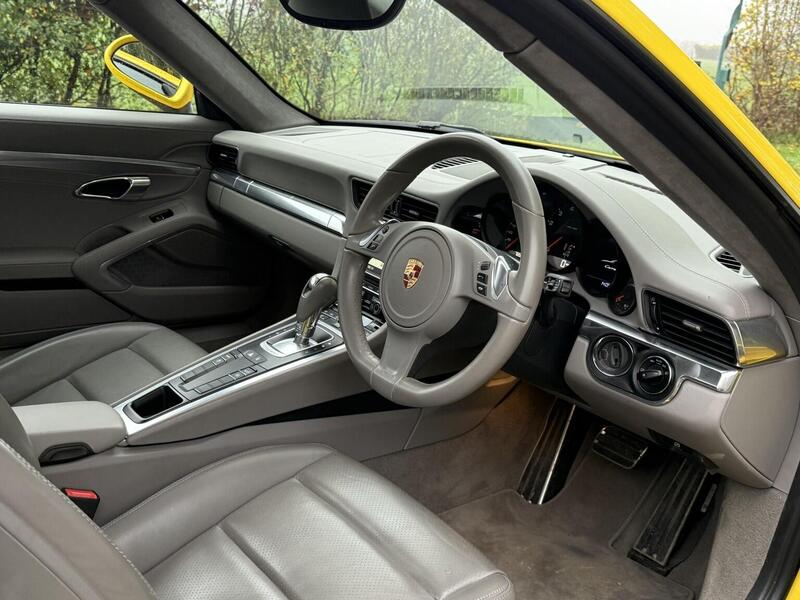 Porsche 911 view 19