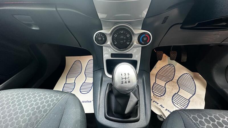 2012 Ford Fiesta — photo 10