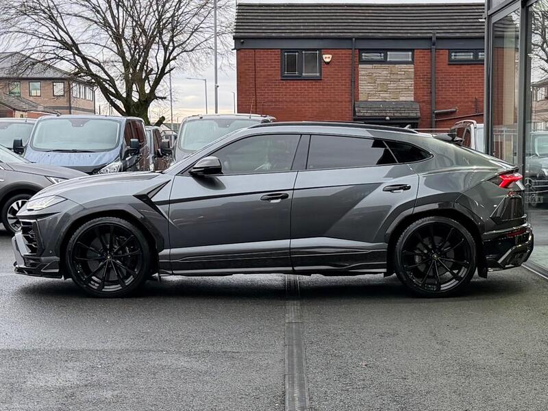 Lamborghini Urus view 7