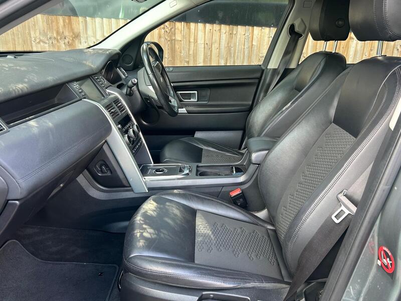 Land Rover Discovery Sport view 4