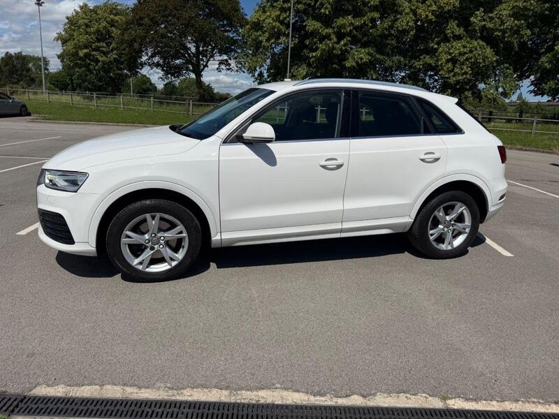 Audi Q3 view 5