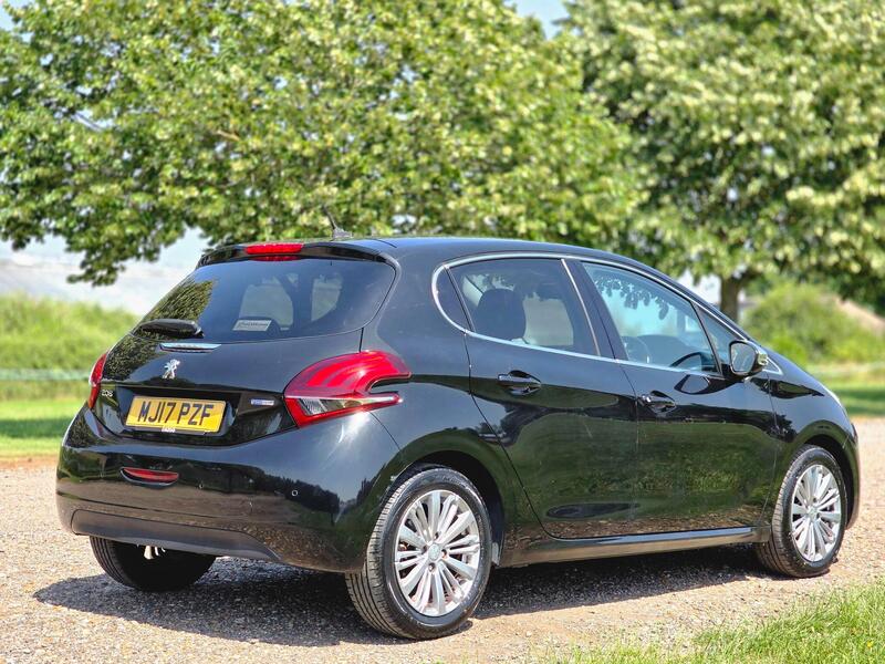 Peugeot 208 view 5