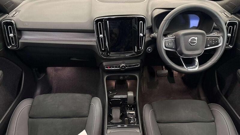 Volvo XC40 view 2