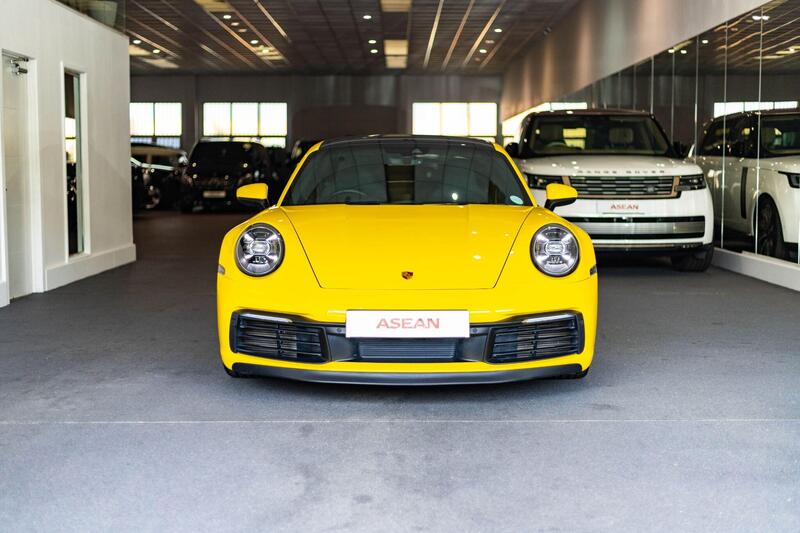 Porsche 911 view 3
