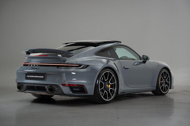 Porsche 911 view 7