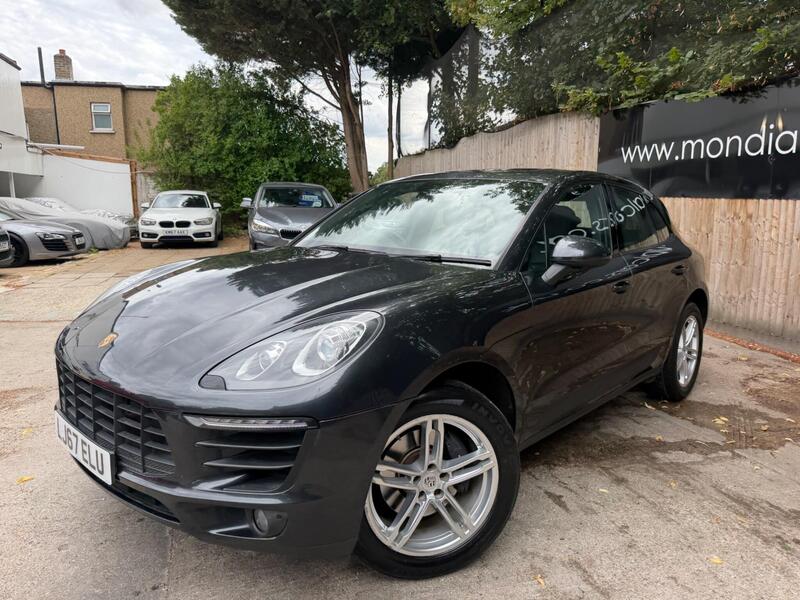 Porsche Macan view 3