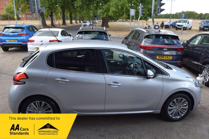 Peugeot 208 view 2