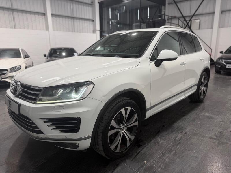 Volkswagen Touareg view 3