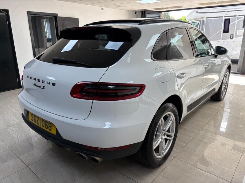 Porsche Macan view 3