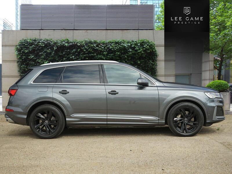 Audi Q7 view 4