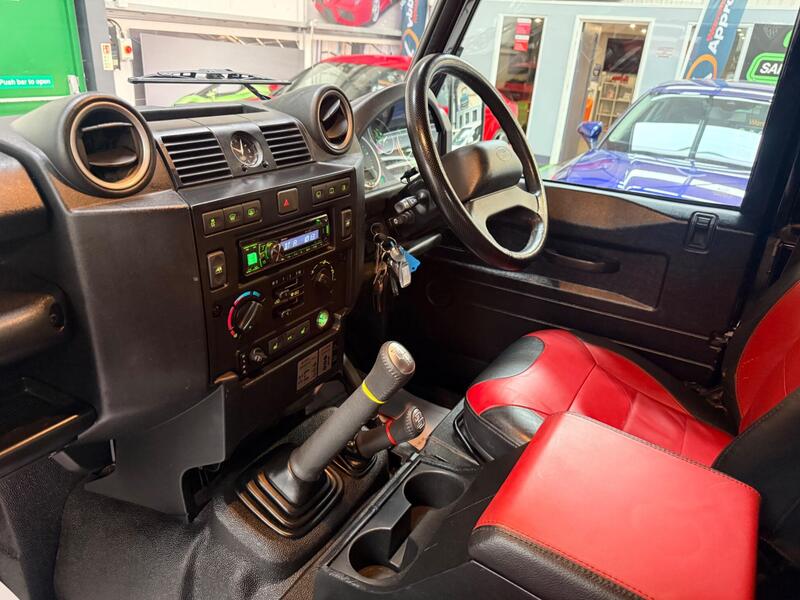 Land Rover Defender 90 view 5