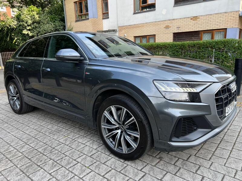 Audi Q8 view 10