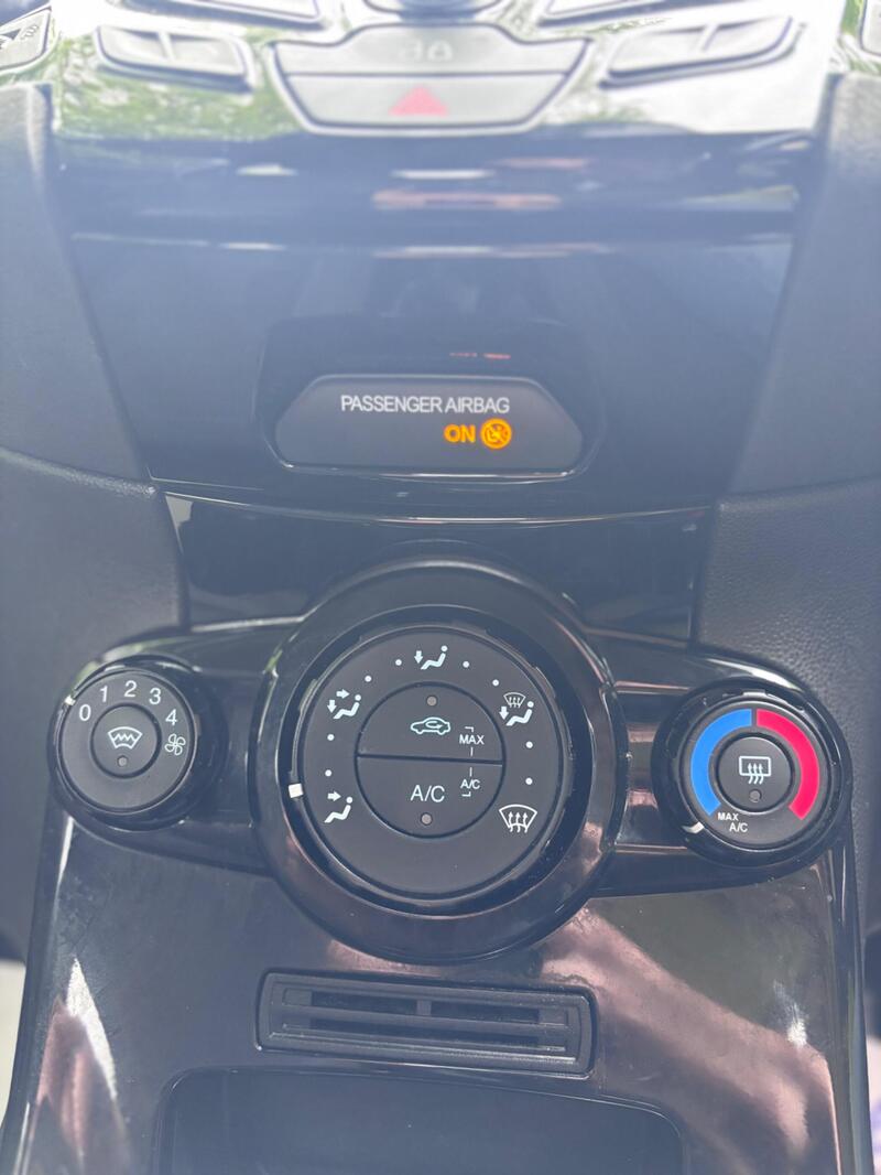 2014 Ford Fiesta — photo 25