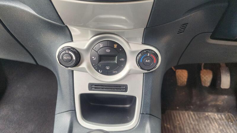 2012 Ford Fiesta — photo 34