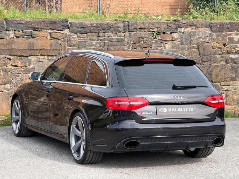 Audi RS4 view 4