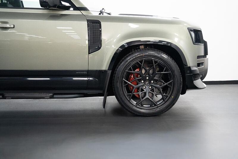 Land Rover Defender 110 view 4