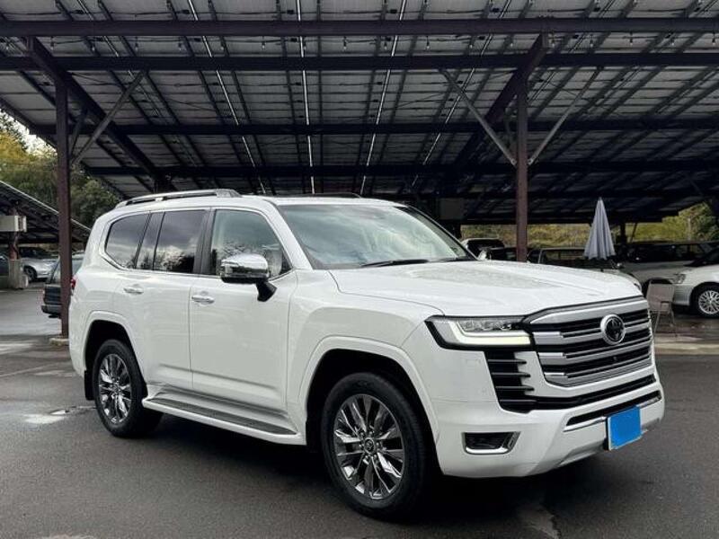 Toyota Land Cruiser view 4