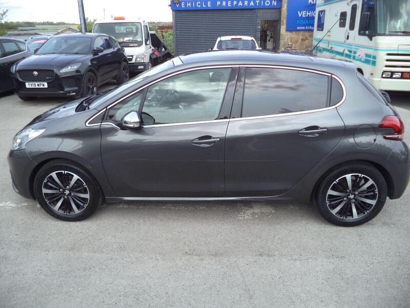 Peugeot 208 view 4