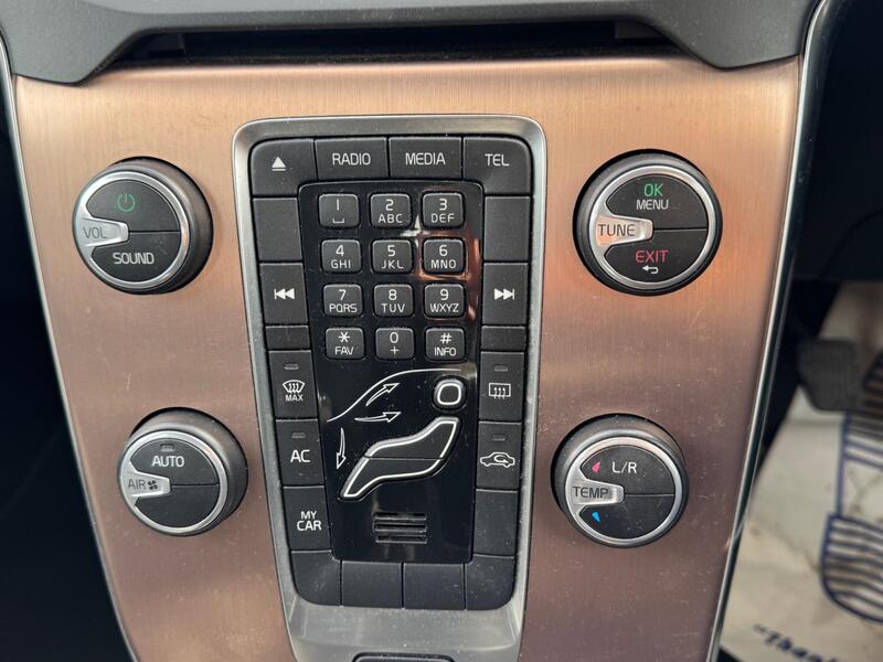 Volvo V40 Cross Country view 16