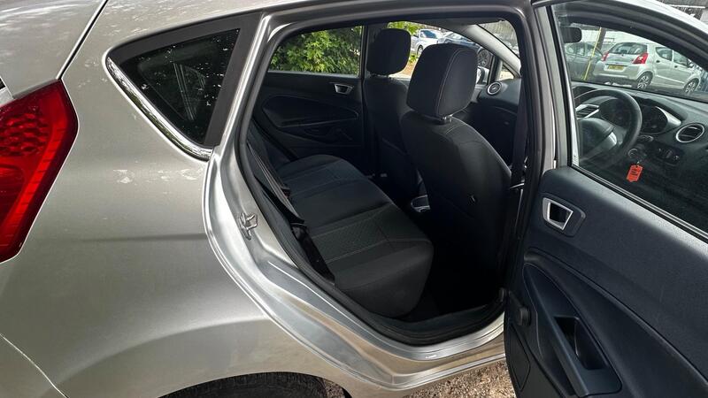 2012 Ford Fiesta — photo 17