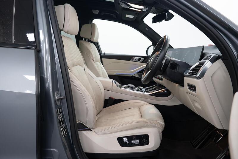 BMW X7 view 3