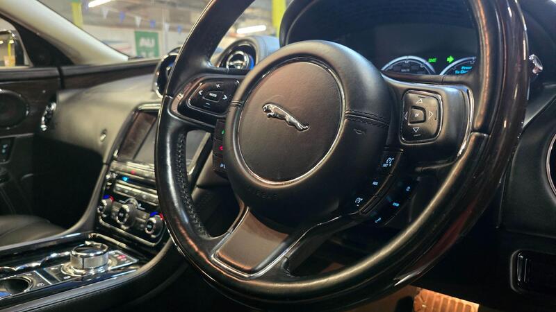 Jaguar XJ view 4
