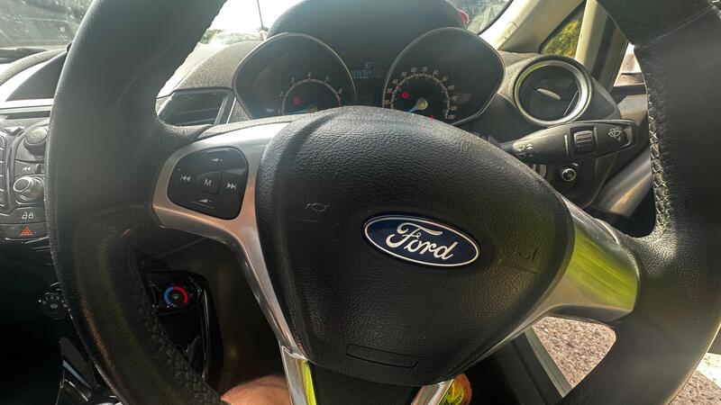 2013 Ford Fiesta — photo 13