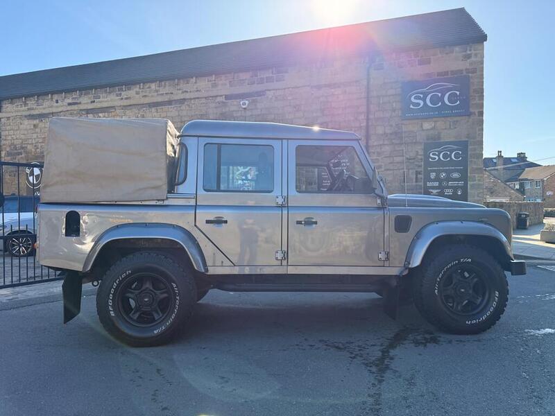 Land Rover Defender view 3