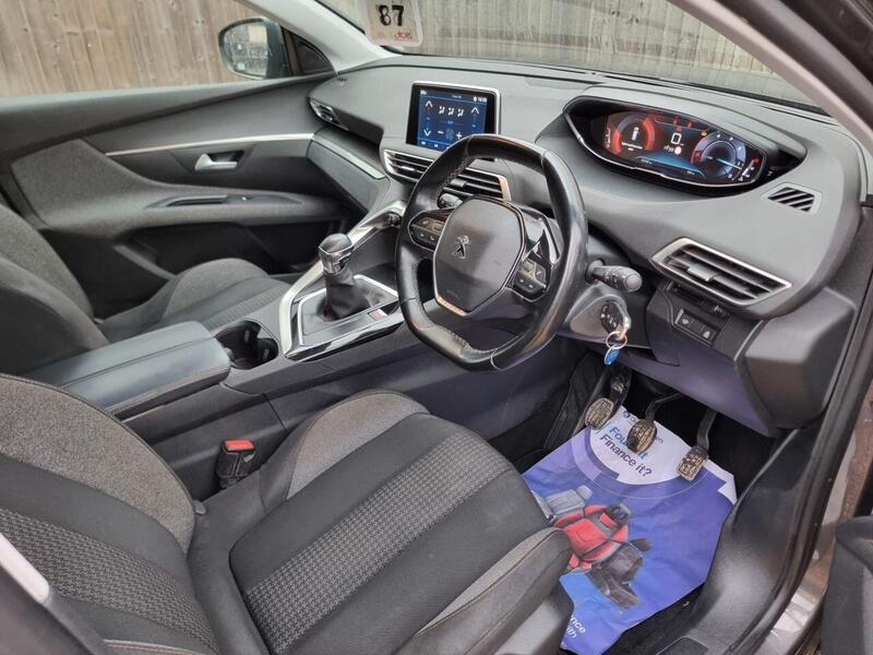 Peugeot 5008 view 3