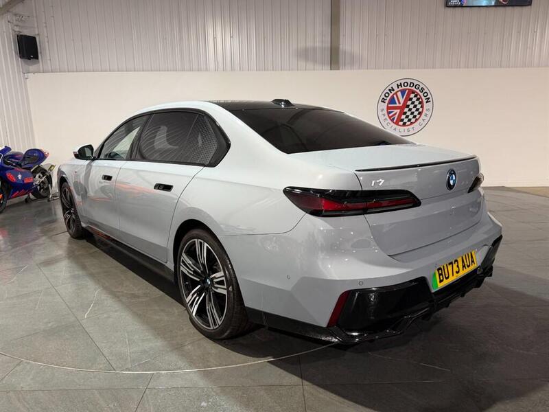 BMW I7 view 4