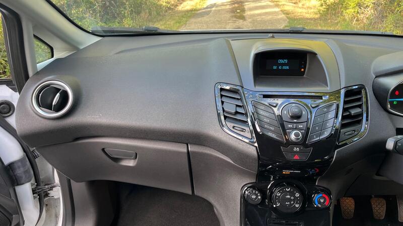 2013 Ford Fiesta — photo 26