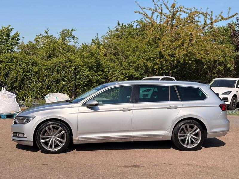 Volkswagen Passat view 4