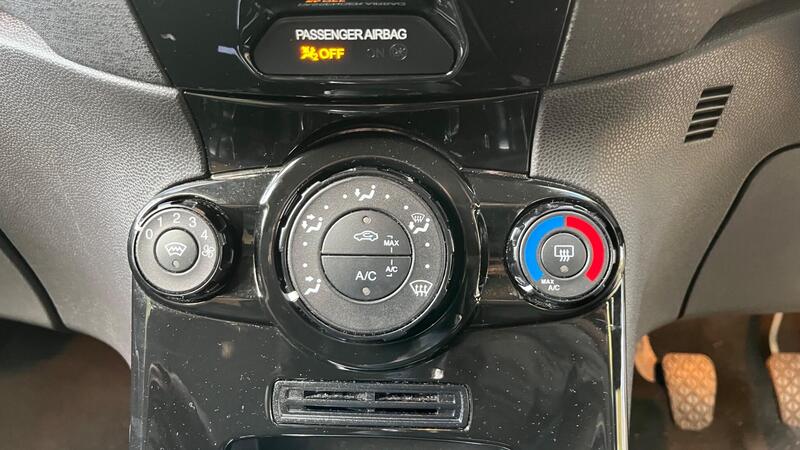 2013 Ford Fiesta — photo 35