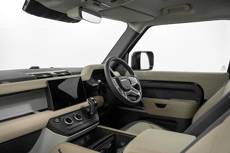 Land Rover Defender 90 view 3