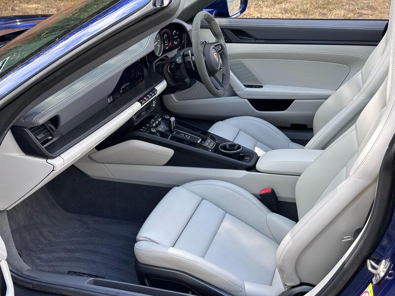 Porsche 911 view 7