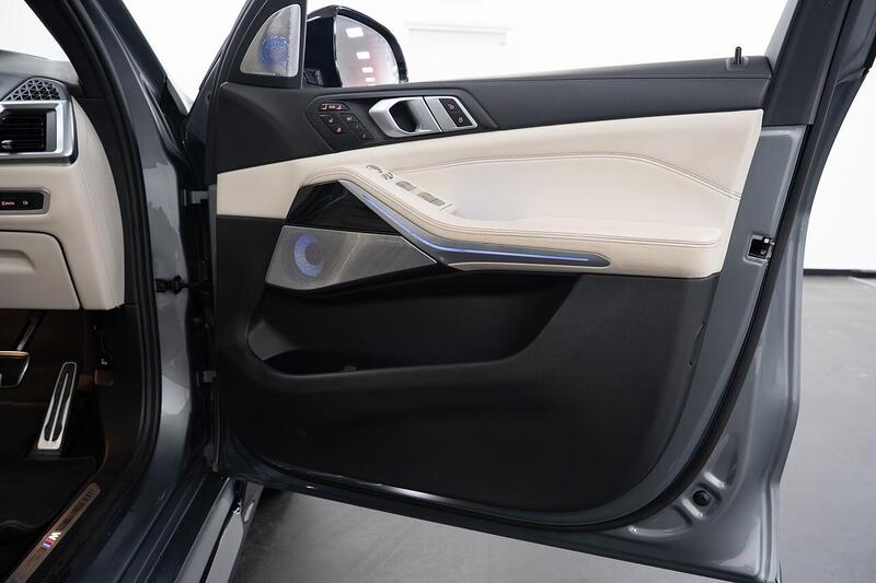 BMW X7 view 5