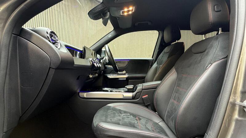 Mercedes-Benz Mercedes-Benz GLB view 3