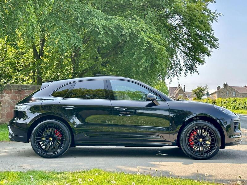 Porsche Macan view 3