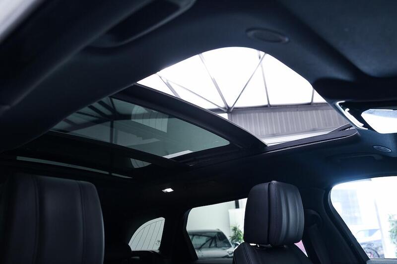 Land Rover Range Rover Velar view 4