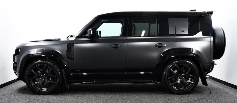 Land Rover Defender 110 view 4