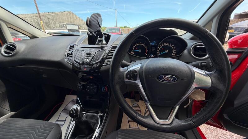 2014 Ford Fiesta — photo 11