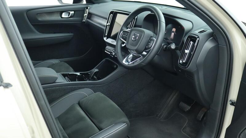 Volvo Ex40 view 4