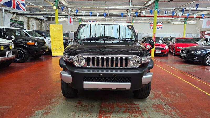 Toyota FJ Cruiser view 3