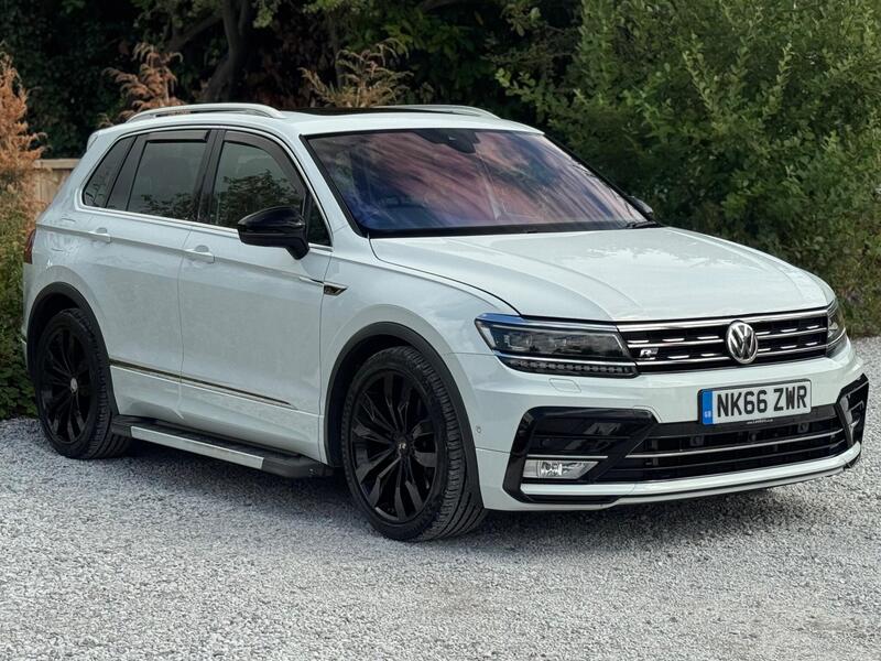 Volkswagen Tiguan view 3