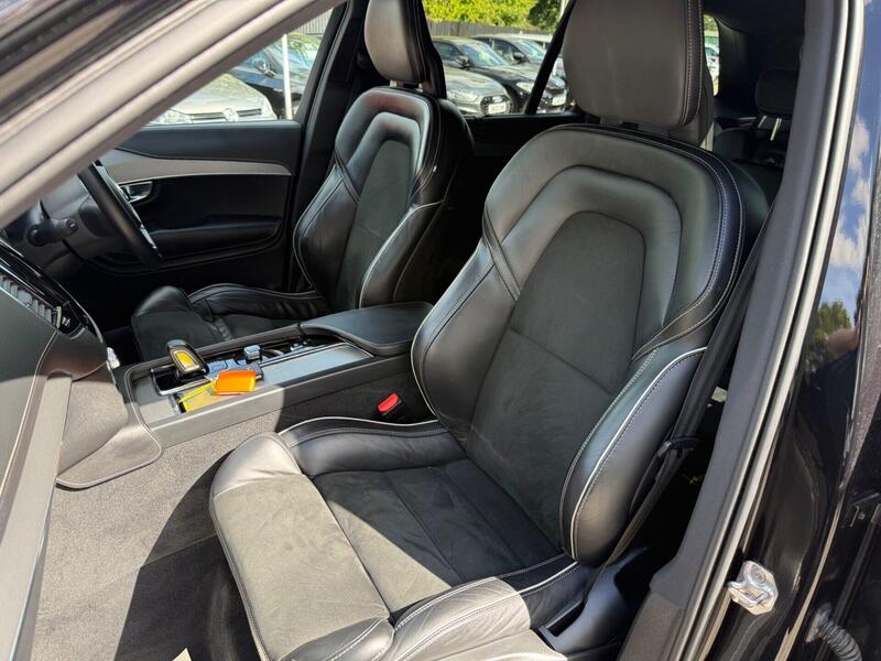 Volvo XC90 view 3