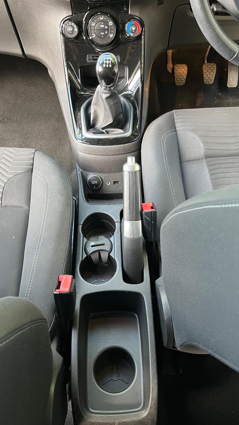 2013 Ford Fiesta — photo 25