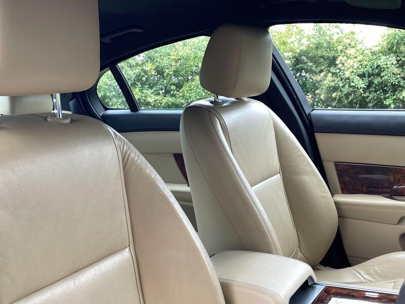 Jaguar XF view 4