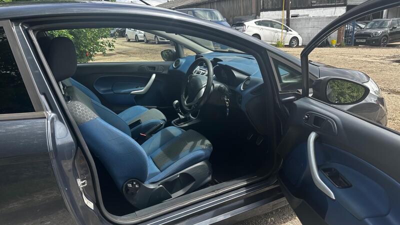2010 Ford Fiesta — photo 5